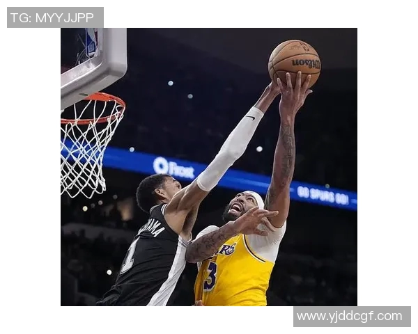 文班亚马33分10板2断2帽!7记三分赛季新高 连秀暴力空接逆天封盖